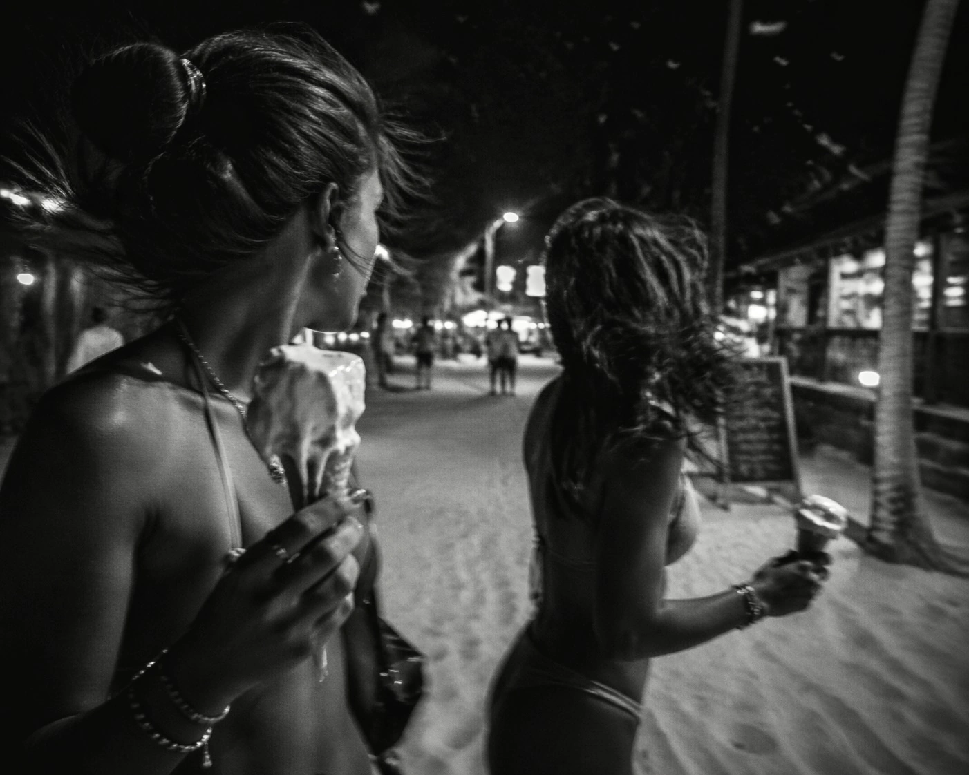 Fotografia em preto e branco do cotidiano de Jericoacoara.